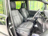 運転席まわりには十分なスペースがあり、大柄な方でもゆったり運転していただける環境です。