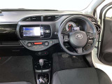 運転席周りのレイアウトをご覧ください。ナビゲーションが綺麗に装着されすっきり収まってますね!