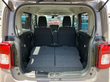 【シートアレンジ】リヤシート肩部のレバーで荷室側から簡単に前倒しが可能です◎分割可倒式なのでアレンジして使用できます◎両席倒すと大きなラゲッジスペースに大変身!