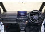 操作性に優れた運転席となります!小物入れや各ボタンの配置にこだわり、使いやすいです!座り心地もよく視認性も良好なのでロングドライブもお任せ下さい!