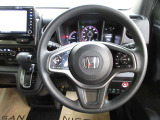 運転が楽しくなる明るく開放的な運転席まわりです。クルーズコントロール付きで高速など速度を一定に保ってくれます