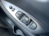 挟み込み防止機構付きパワーウインドウ、空気の入れ替えや料金所などで便利なワンタッチオート付き
