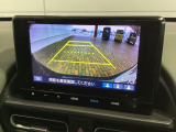 リバースギアに入れるだけで後方の表示へ切り替わります。夜間や雨の日の駐車も楽になりますよ。