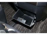 センタークラスターには大型のボックス収納を装備しています。小物の収納として使っても、ダストボックスとして使用しても便利ですよ。