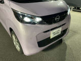 LEDヘッドライトは省電力ですが、純白光で驚くほど明るく夜道を照らしてくれます。さらに解錠操作に応じてLEDポジションライトを点灯させるフレンドリーライト機能を装備。