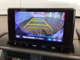リバースギアに入れるだけで後方の表示へ切り替わります。夜間や雨の日の駐車も楽になりますよ。