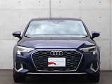 ●一目でAudiとわかる特徴的なシングルフレームグリル・LEDランプ。精悍なフロントマスクからAudiのスマートで上品なブランドを連想させてくれます。女性にも大変ご好評頂いております。