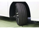タイヤサイズ 235/50R18。