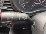 レバーをAUTOの位置にしているとき、レインセンサーが雨を感知すると、雨量に応じてワイパーが自動で作動してくれるオートワイパーを装備!設定変更で非作動にすると、間欠作動に固定されます。