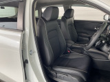 肘掛け付きフロントシートで長時間でも快適ドライブ!