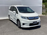 狭い駐車場でも、スライドドアならチャイルドシートへのお子さまの乗降や荷物の積載もスムーズ。とても便利な【助手席側。電動スライドドア】ドアハンドを少し引くだけでリアドアが自動開閉します。