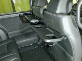 おやつタイムに活躍するシートバックテーブル付きです。