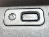 【パワーバックドア】スマートキーや運転席のボタンを押すだけでリアゲートが自動で開閉します!荷物を持っている時や、高い位置にあるバックドアを閉める際に便利な機能です♪