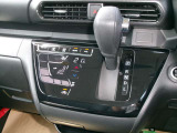 操作しやすいシフトレバーとタッチ式エアコンパネルで運転も楽々です。