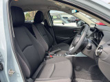 正しい姿勢で運転できるように体幹の腰部をしっかりささえるようデザインされているシートです。素材、シート形状を研究することでフィット感を高めつつ、優れた快適性を実現しています。