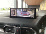 ●カメラ   360車両の前後左右に備えた計4つのカメラを活用し、車両を上方から見たようなトップビューのほか、フロントビュー、リアビュー、左右サイドビューの映像をセンターディスプレイに表示できます。