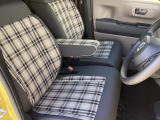 フロントシートです!!ベンチシートなので座席の移動もスムーズに出来ます!!足元も広く運転も楽ですよ!!