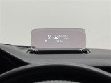 【ヘッドアップディスプレイ】運転支援システムの作動状況やナビゲーションの案内表示など、クルマや走行に関するさまざまな情報をダッシュボード上のアクリル板に表示できます。(表示内容は車種により異なります)