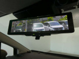 スマートルームミラーは、車両後方に設置されたカメラの映像を、ルームミラーに映し出すことで、死角をなくし、安全性を向上させることができます。また、夜間や雨天時でも、クリアな映像を映し出すことができます。