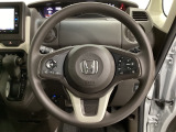 ハンドルにHondaセンシング系のクルーズコントロールやレーンキープアシストなどのスイッチと、オーディオの操作スイッチが装備されています。ハンドルから手を離さず安全に操作できます。