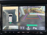 360度ビューカメラを搭載。4方の小型カメラの映像を処理し、車両真上からの映像に変換しています。