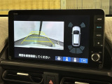 リバースギアに入れるだけで後方の表示へ切り替わります。夜間や雨の日の駐車も楽になりますよ。