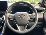 インテリアに合わせたデザインのステアリングは、運転される方のことも考え、運転しやすい形状、大きさです。是非一度、実際に触ってお確かめください。