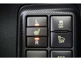 車にOFFマークのボタンは、車の接近を音で知らせる車両接近通報装置の切替えボタンです。早朝に出かける時や深夜の帰宅など、静かに走りたい時などはオフできます。(通常は安全のためにオフしないで下さいね)