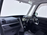 ダイハツのお店では、ダイハツ車を知り尽くしたプロフェッショナルが、専用の診断機器を使って各システムを点検しております。