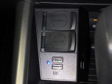 充電用USB端子付き。スマートフォンなどの充電に便利です。