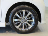 純正のアルミホイール装着車です。タイヤサイズは155/65R14です。