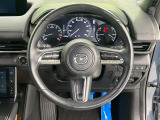 インテリアに合わせたデザインのステアリングは、運転される方のことも考え、運転しやすい形状、大きさです。是非一度、実際に触ってお確かめください。