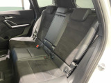 後席は足元もうまくスペースを作り、座りやすく広く感じて頂ける設計となっております。