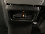 ETCもついています。高速道路の料金所の通過も楽々です。 カードの取り出しもしやすい場所についています。