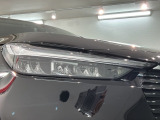 LEDヘッドライトは、点灯の瞬間から最大光量を発揮し、突然暗くなるトンネルなどでの安定感を高めます。