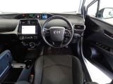 革巻き(合皮製)ステアリングで快適な操作性の運転席です。