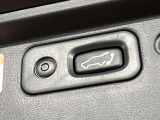 【パワーバックドア】スマートキーや運転席のボタンを押すだけでリアゲートが自動で開閉します!荷物を持っている時や、高い位置にあるバックドアを閉める際に便利な機能です♪