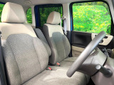 運転席まわりには十分なスペースがあり、大柄な方でもゆったり運転していただける環境です。