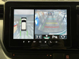 【全方位モニター】自車周辺をぐるりと俯瞰できるカメラで危険を察知。上空からの映像で自動車や障害物の位置が詳細に確認できるので、狭い駐車場でも安心して駐車できますね。