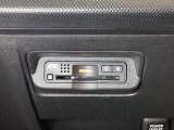 エアコンパネルの下にETCがついています。高速道路の料金所の通過も楽々です!。 カードの取り出しもしやすい場所についています。