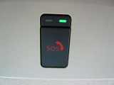 急病時や危険を感じた時、SOSコールスイッチを押すと専門のオペレータに繋がって、警察や消防への連携をサポートしてくれます。また、万が一の事故発生時には、エアバッグ展開と連動して自動通報します。