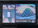 アラウンドビューモニター。前後左右の4つのカメラで車を上から見たような映像をナビ画面に映すので人や物を確認できとても安全です。