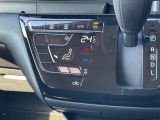 タブレット端末のようなタッチパネル式のオートエアコン採用。凹凸のない滑らかな表面で操作感を高めています。