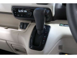 インパネシフトだから視線の移動も少なく足元もスッキリ♪運転席もゆったりしているのでゆとりを持ってドライブできますね!
