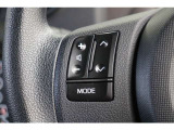 運転中に手を離さなくてもオーディオ操作が出来るステアリングスイッチ付。走行中に視線を逸らさず出来る手元操作は安全運転につながります。