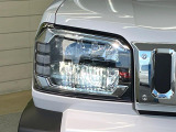 【LEDヘッドライト】悪天候や夜間走行時も良好な視界を確保し安心して運転できる高輝度LEDヘッドライトを装備!点灯速度が早く、消費電力も抑えられています。