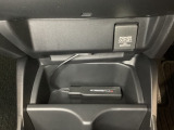 アクセサリーソケットはUSBのアダプターなどをつければ、スマホの充電にも使えます。周辺には物が置けるトレーがついています。