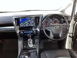 運転席周りのレイアウトをご覧ください。ナビゲーションが綺麗に装着されすっきり収まってますね!
