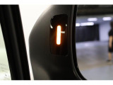 左右の後方から車やオートバイが近づくとミラーの内側が光りドライバーに注意喚起をしてくれます。