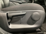 運転席にはドライバーの体型や好みに応じて前後方向だけでなく、高さの調整ができるシートリフターを装備!